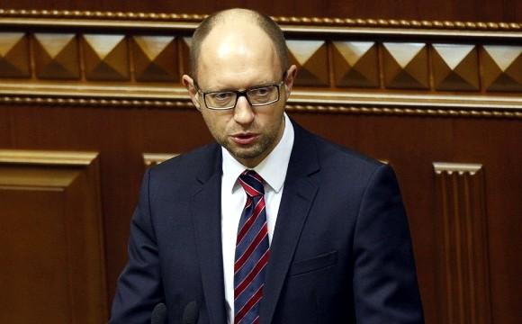 Яценюк заявляє про політичний тиск на уряд