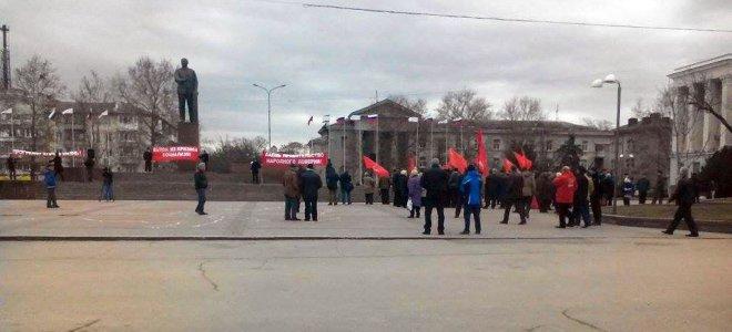 В Симферополе пенсионеры вышли на митинг против безработицы и роста цен (ФОТО)