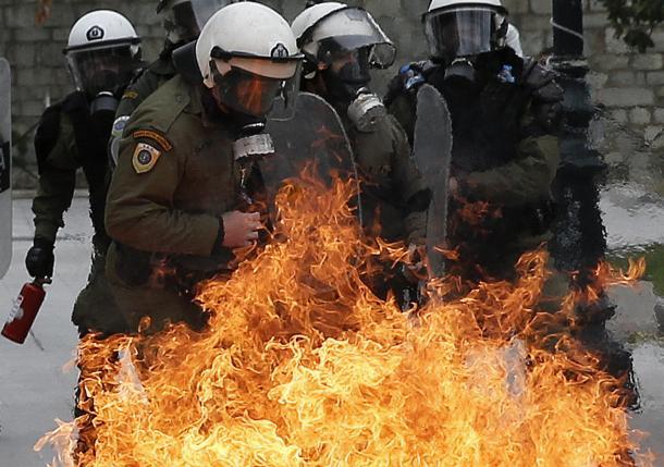 В Афінах відбулися зіткнення між протестувальниками-анархістами і поліцією (ФОТО)