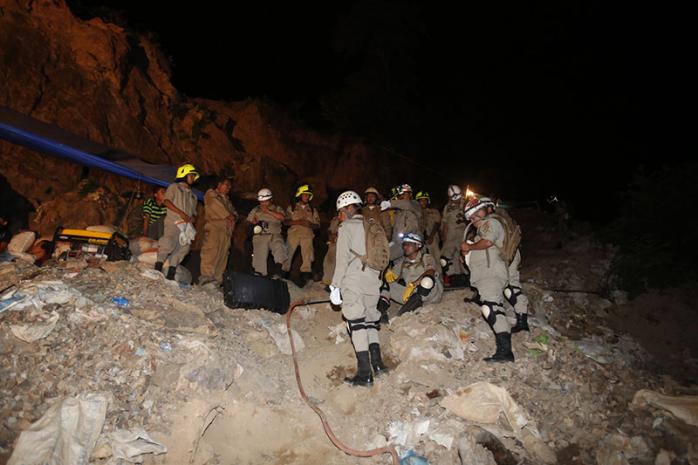Обвал на золотом руднике в ЮАР: более 100 человек пропали без вести