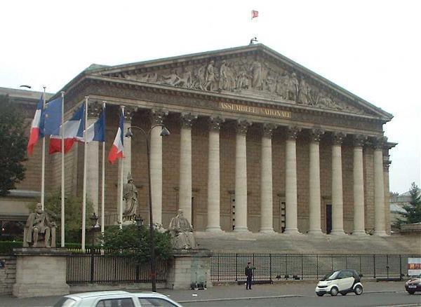 Во Франции нижняя палата парламента приняла закон о чрезвычайном положении