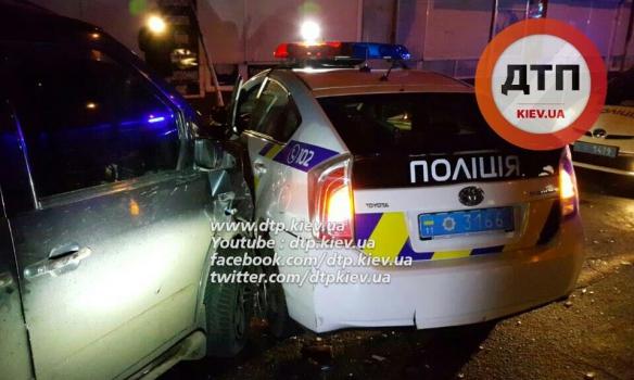 У Києві в ДТП із поліцейською машиною постраждали двоє патрульних (ФОТО)