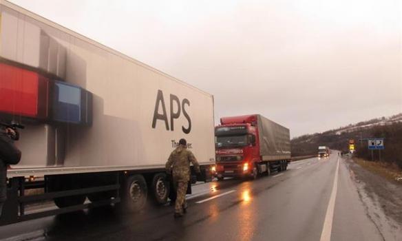 В Закарпатье активисты блокируют движение российских грузовиков