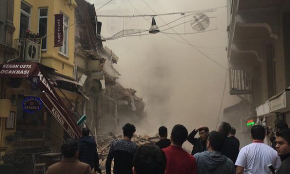 В центре Стамбула рухнула пятиэтажка (ФОТО)