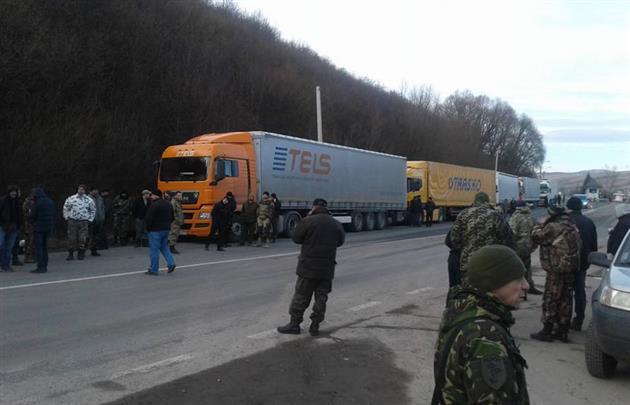 На Закарпатті до місця блокування російських вантажівок прибули «тітушки»