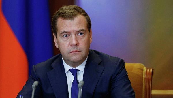 Медведев грозит запретить движение украинского транспорта в России