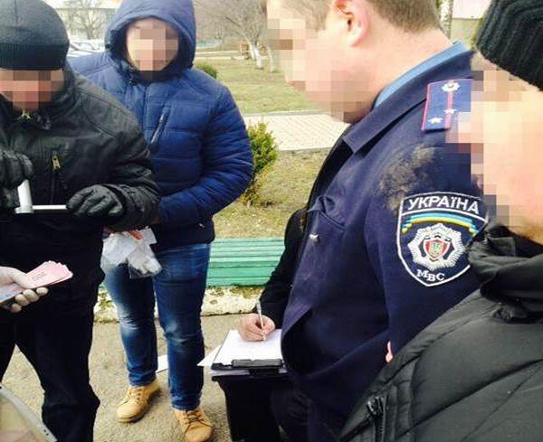Двое полицейских в Житомирской области попались на взятке