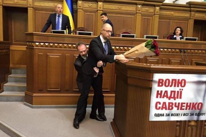 Депутата, який носив на руках Яценюка, повернули до фракції БПП