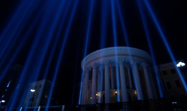В Киеве на алее героев Небесной сотни запустили «лучи достоинства»