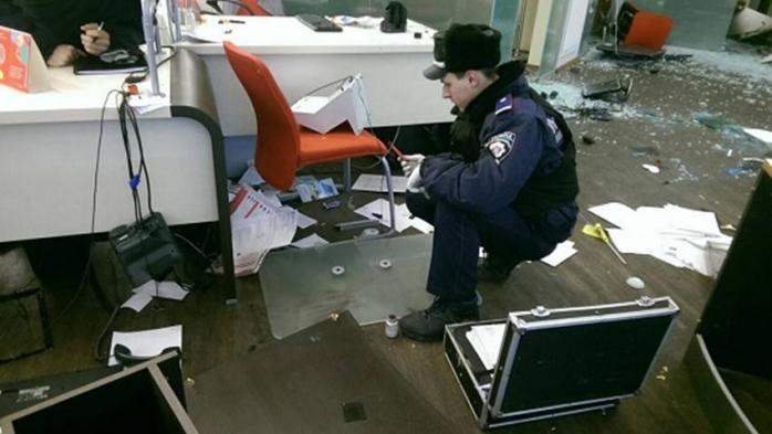 Поліція розслідує факти нападів на офіси Ахметова та банків РФ