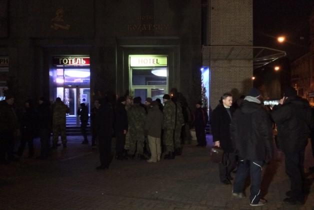 Активисты «Революционных правых сил» начали выезжать из отеля «Козацкий»
