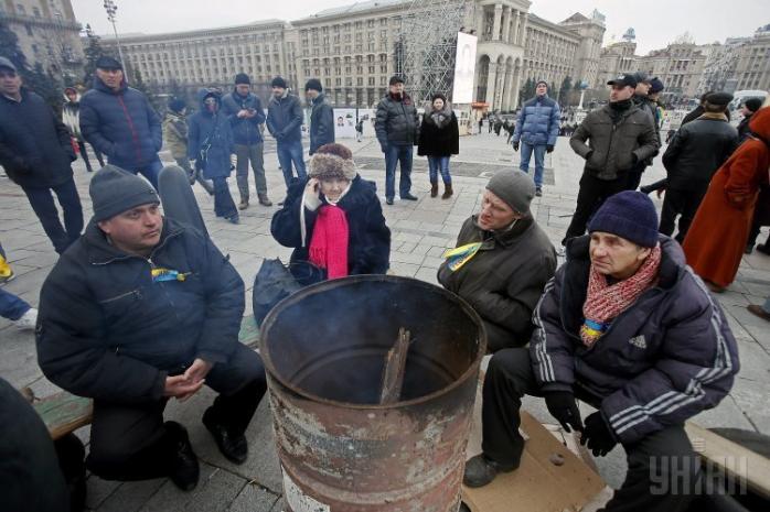 Коммунальщики очищают Майдан от мусора и палаток «революционеров» (ВИДЕО)