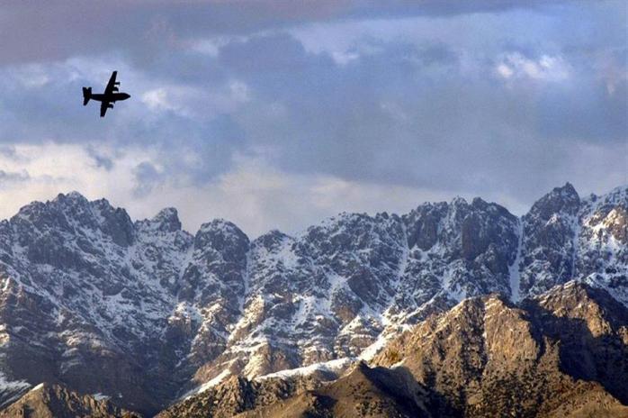 В горах Непалу зник пасажирський літак