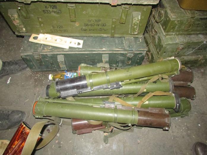 В Донецкой области обнаружен тайник с двумя сотнями гранатометов (ФОТО)