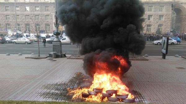 В Киеве под мэрией таксисты подожгли шины (ФОТО)
