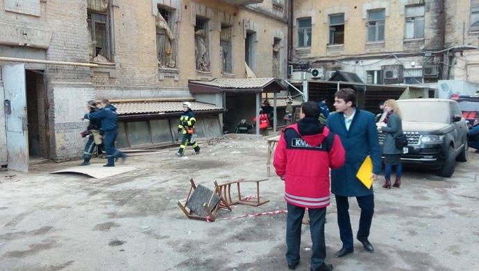 У центрі Києва рухнув будинок, під завалами є люди (ФОТО)