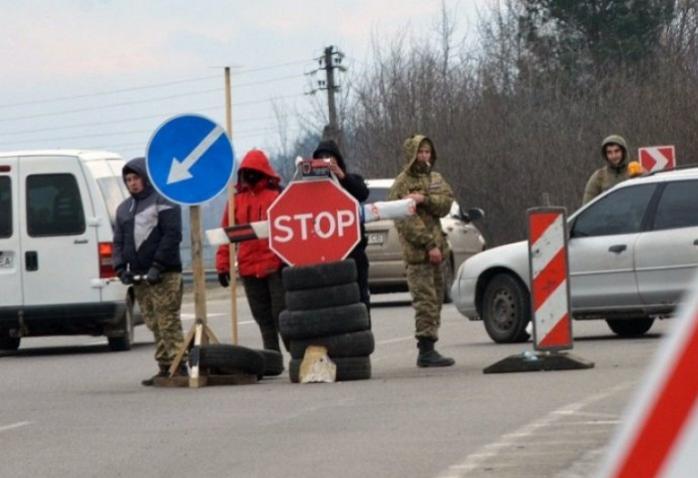 Мінінфраструктури домовилося з активістами припинити блокаду російських фур