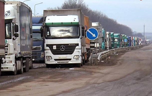 Украинская полиция предлагает российским грузовикам платное сопровождение