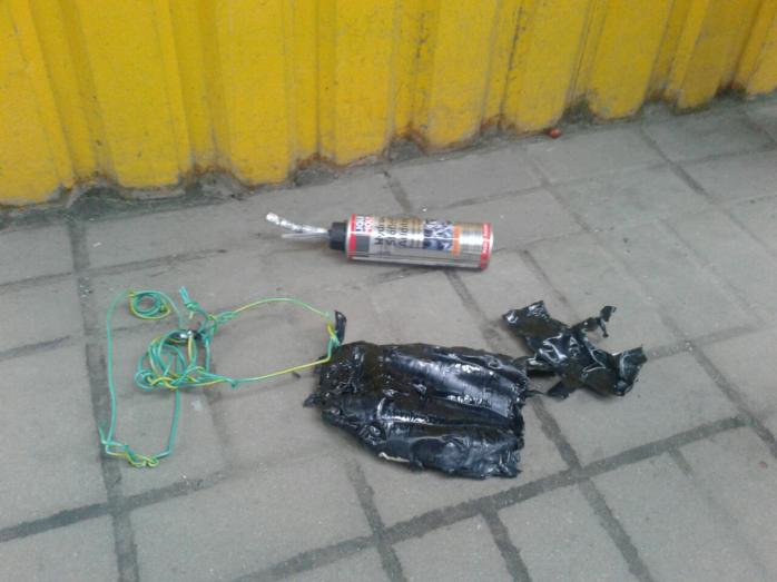 У Києві невідомий кинув вибуховий пристрій у магазин дитячого одягу