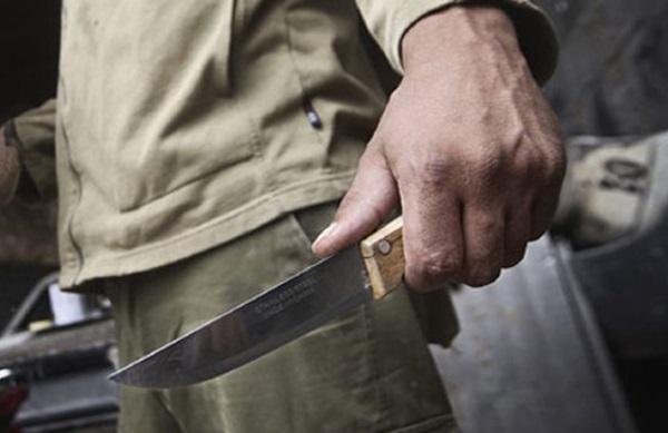 В Борисполе иностранец напал на полицию, а затем ударил себя ножом