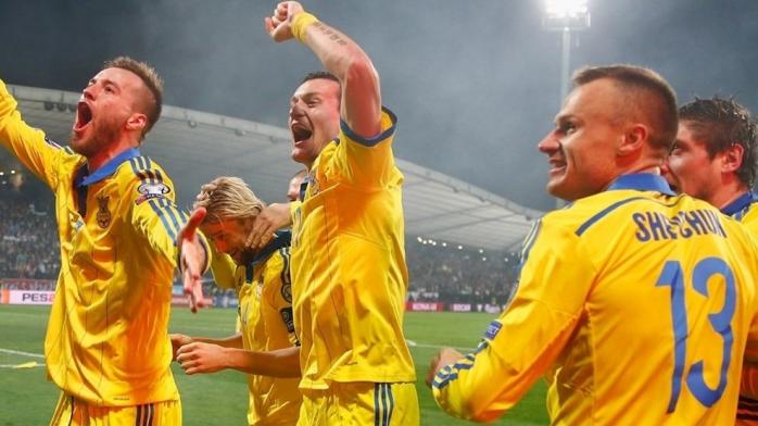 Футболісти збірної України отримали вогнепальну зброю від Порошенка