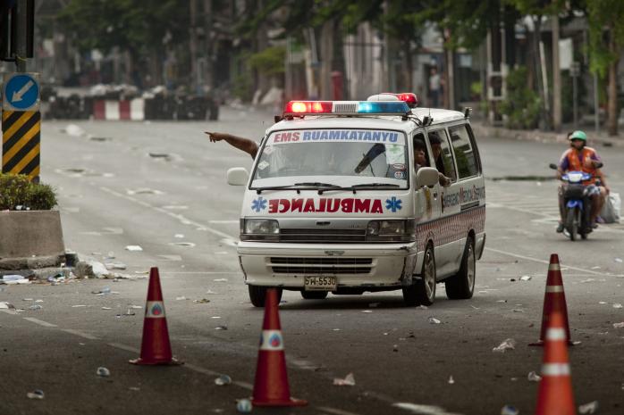 У Таїланді рейсовий автобус зіткнувся з поїздом, є жертви