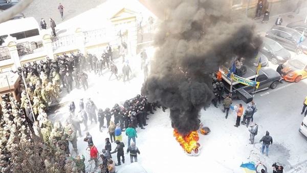 «Автомайдан» відхрестився від мітингувальників, які палили шини під АП