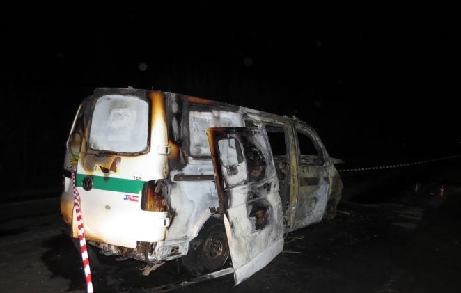 На Запорожье обстреляли и сожгли автомобиль инкассаторов (ФОТО)