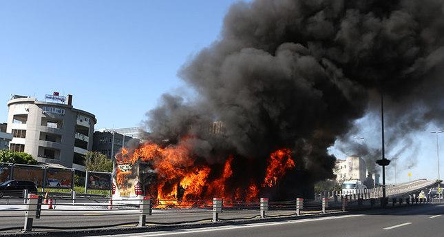 В центре Стамбула загорелся пассажирский автобус