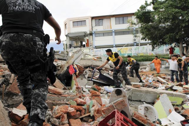 В результате 163 подземных толчков в Эквадоре погибли 233 человека