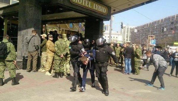 У зв’язку з захопленням готелю «Либідь» у Києві затримали 43 особи