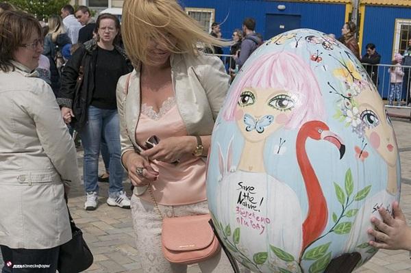 В Киеве можно сделать селфи среди гигантских писанок (ФОТО)