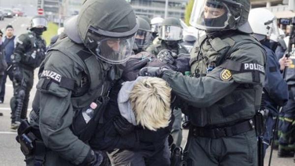 У Німеччині поліція заарештувала 400 противників праворадикалів (ФОТО)