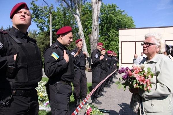 Одесситы с цветами пытаются прорваться сквозь оцепление полиции на Куликовом поле (ФОТО)