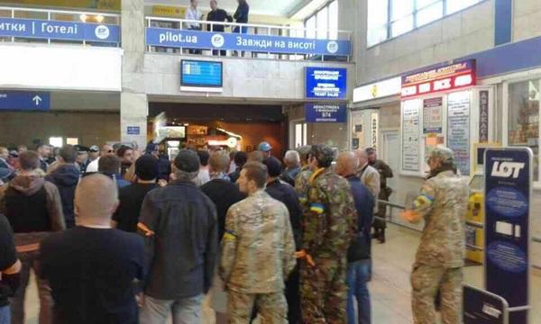 Соцсети: Бойко и Новинский с «титушками» замечены в аэропорту Одессы (ФОТО)