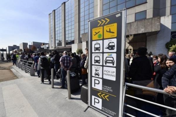 Аэропорт Брюсселя заработал после терактов: из-за проверок пассажиры пропустили рейсы (ФОТО)