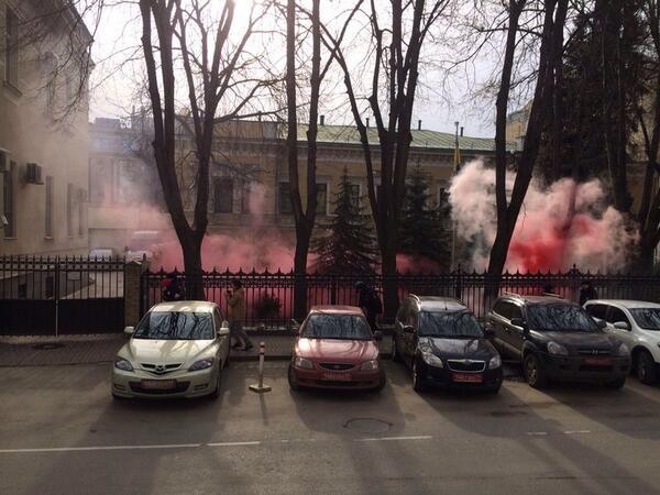 В Москве посольство Украины забросали файерами