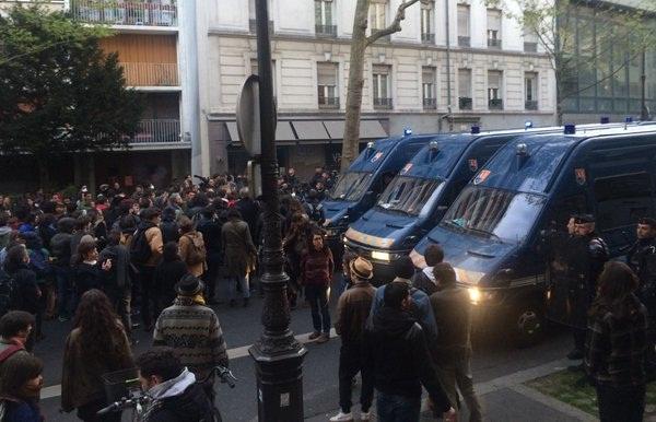 В Париже противники выселения беженцев устроили потасовку с полицией (ФОТО)