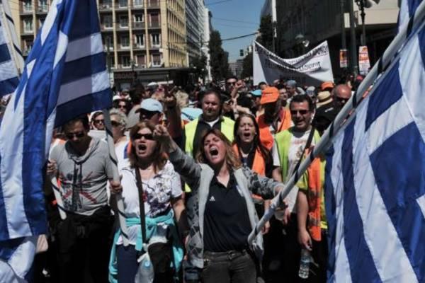 Тысячи греков протестуют под парламентом против пенсионной реформы