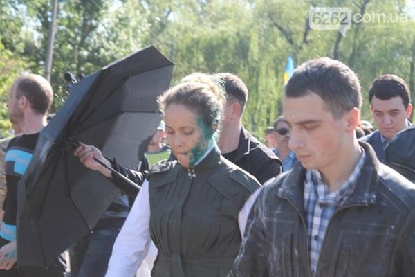 Полиция задержала активистов, обливших Королевскую зеленкой в Славянске (ВИДЕО)