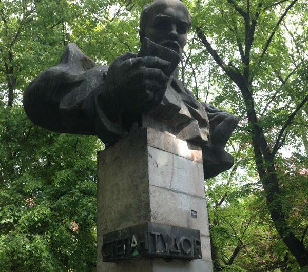 У Львові намагалися знести пам’ятник радянському письменнику, постраждали поліцейські (ФОТО, ВІДЕО)