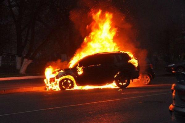 Взрыв автомобиля в центре Донецка: есть пострадавшие (ВИДЕО)