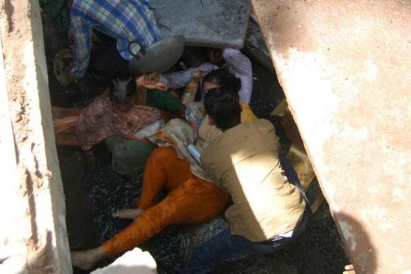 В Индии депутат провалилась в канализационную яму во время митинга (ФОТО, ВИДЕО)