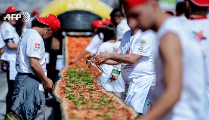 Книга рекордов Гиннеса: в Неаполе приготовили самую длинную пиццу в мире (ФОТО)