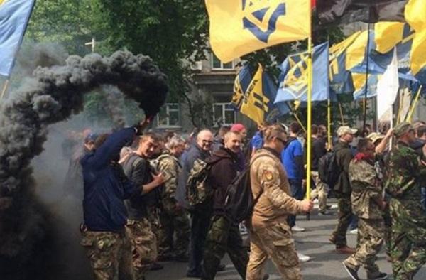 Президент о марше «Азова»: Военного пути к возвращению Донбасса не существует