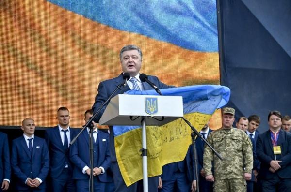 Порошенко провів збірну на Євро-2016: Ми маємо скоро співати гімн у Донецьку (ФОТО)