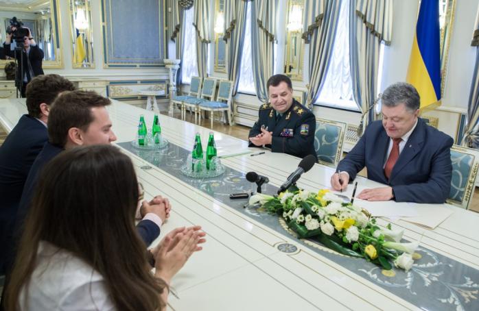 Порошенко підписав закон про закупівлі в оборонній сфері через систему Prozorro