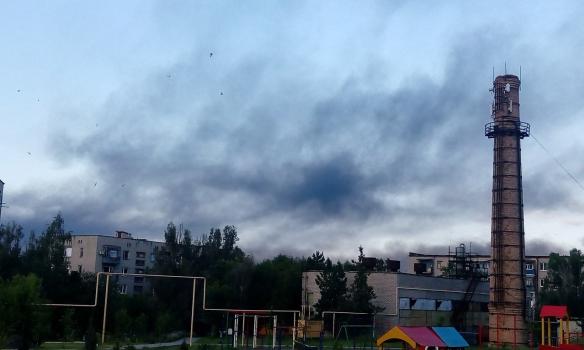 ДНР заявляє про пожежу на нафтозаводі в Докучаєвську