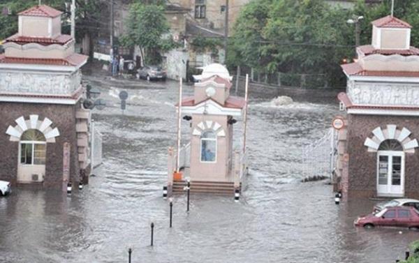 Одеса потонула: сильні зливи перетворили вулиці на річки (ФОТО, ВІДЕО)