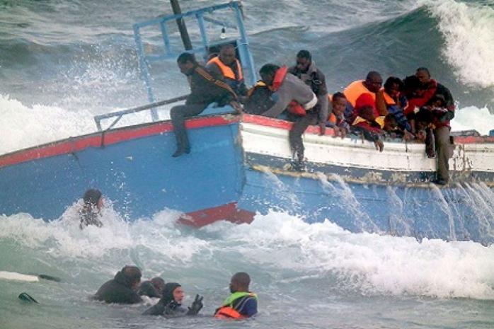 Судно, перевозившее 700 мигрантов, затонуло в Средиземном море
